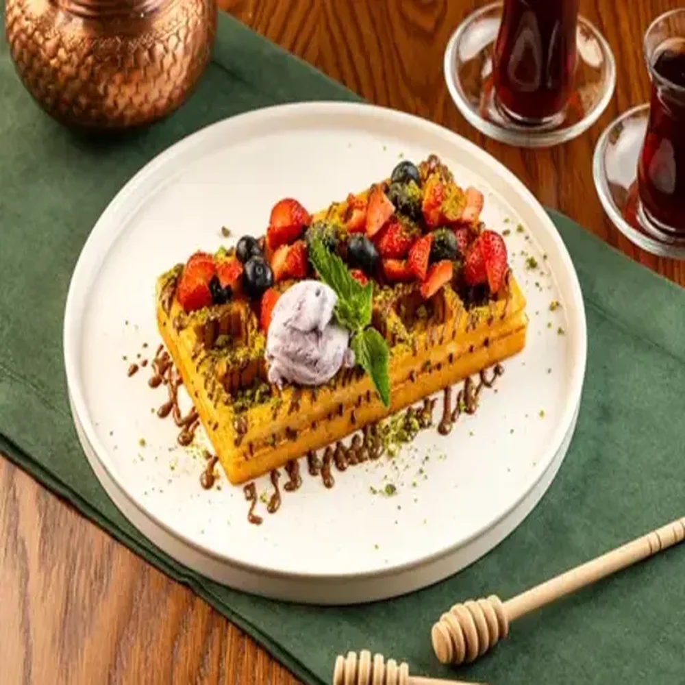 Вафля с клубникой и голубикой