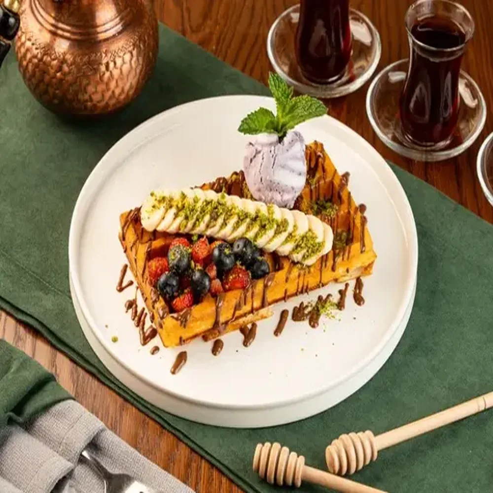 Вафля с бананом, голубикой и клубникой