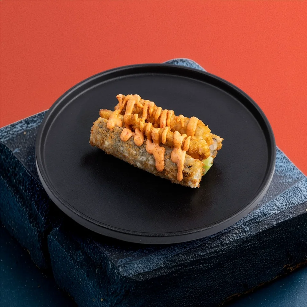 Хот-ролл с хрустящей курицей и спайси соусом 0,5п
