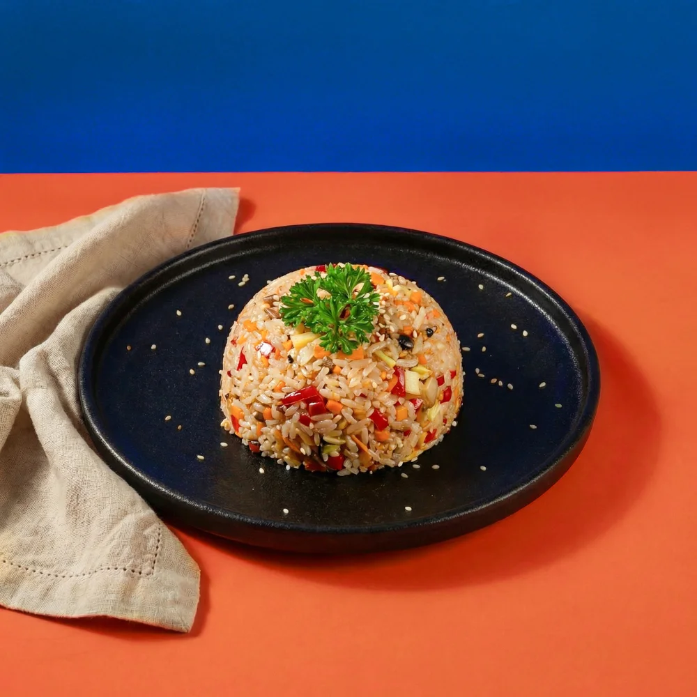 Жареный рис курицей и овощами