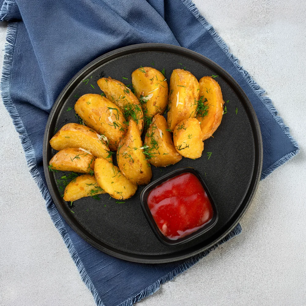 Картофельные дольки с укропом и чесноком