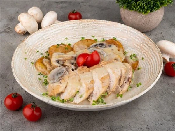 Куриный стейк с картофелем и грибами