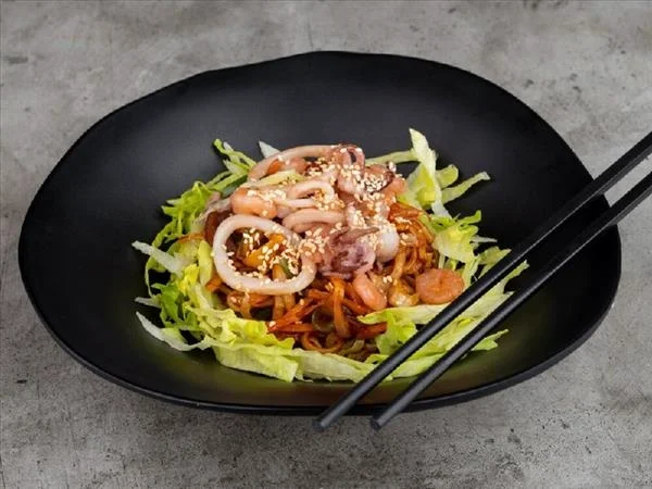Wok с морскими гадами