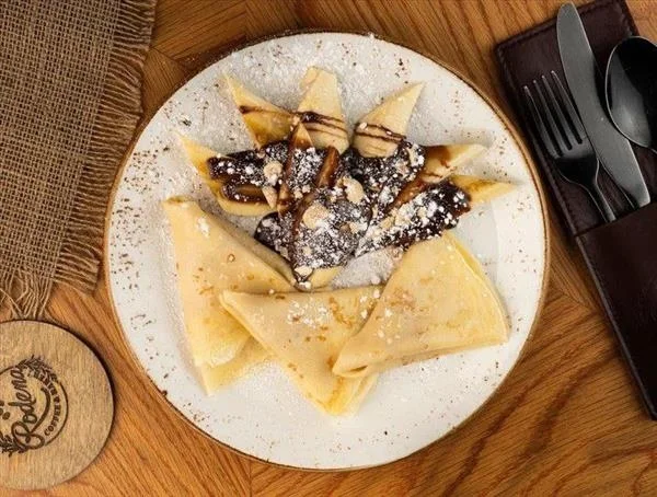 Блины с бананом, нутеллой и фундуком