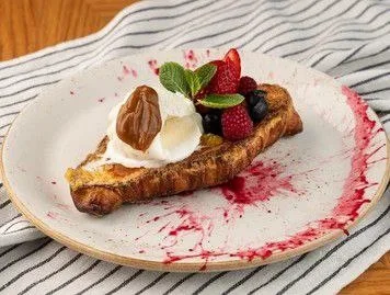 Vanilli muzqaymoq va rezavorli fransuz tosti