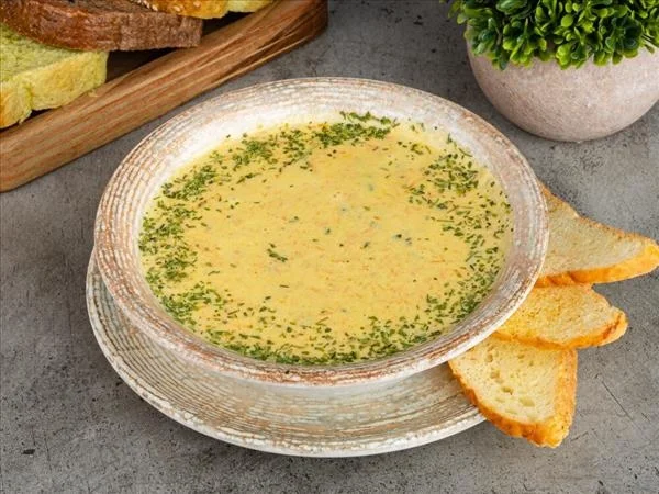 Сырный суп с кусочками курицы
