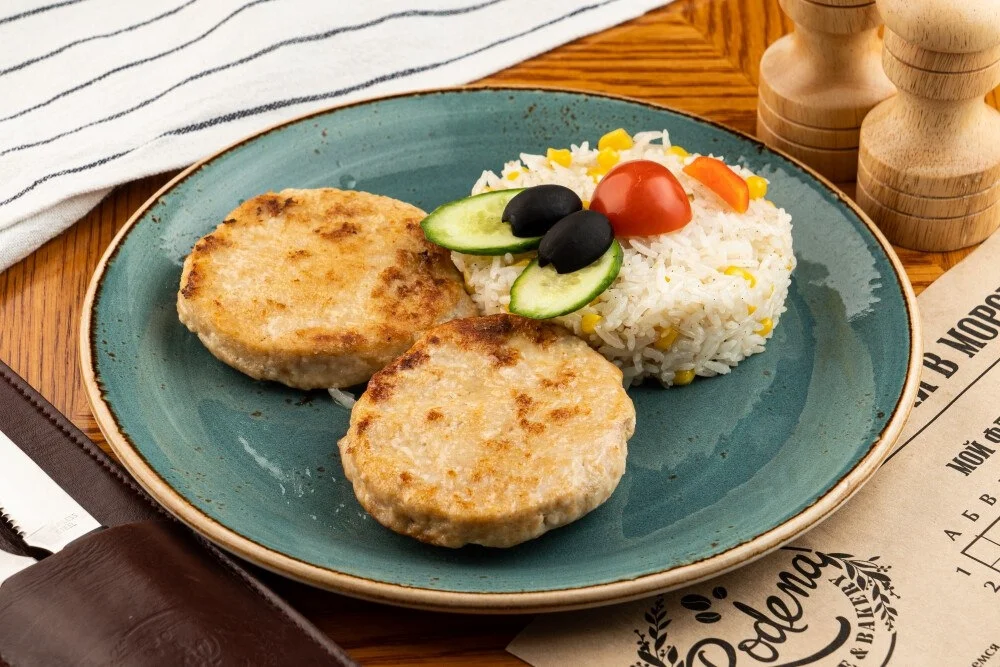 Котлетки из курочки с рисом и кукурузой