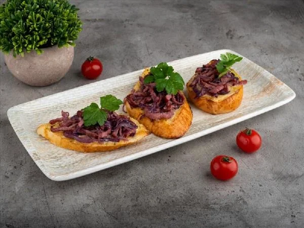 Мини брускетта с копченым мясом(3шт)
