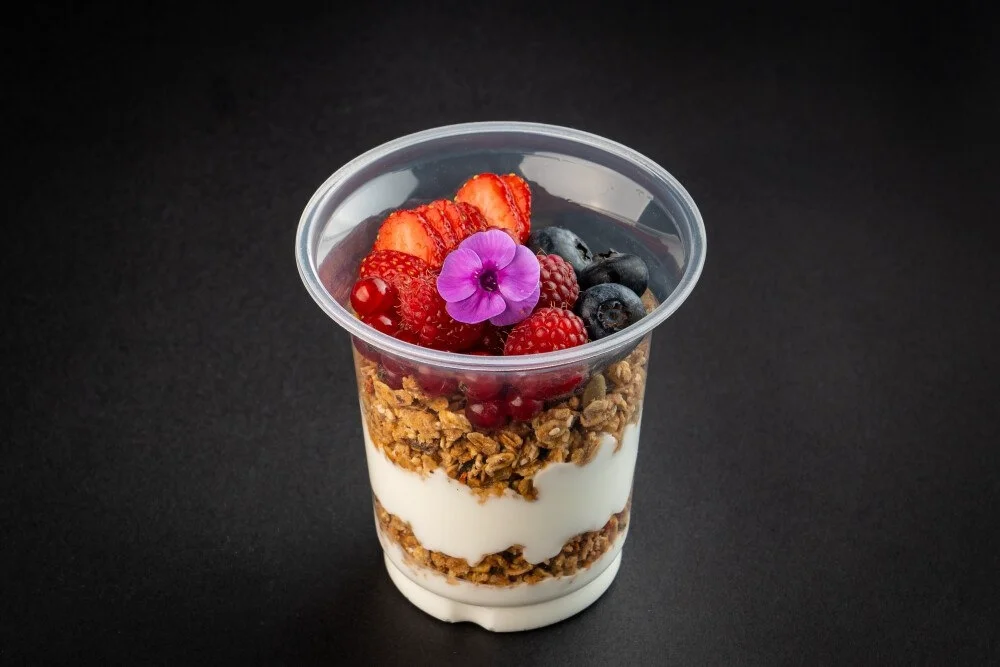 Granola grek yogurti va rezavorlar bilan